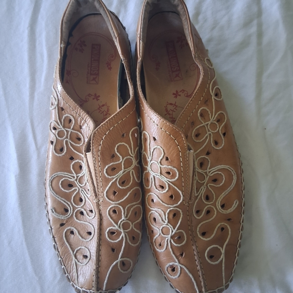 PIKOLINOS Tan Loafers with Artistic Embroidery